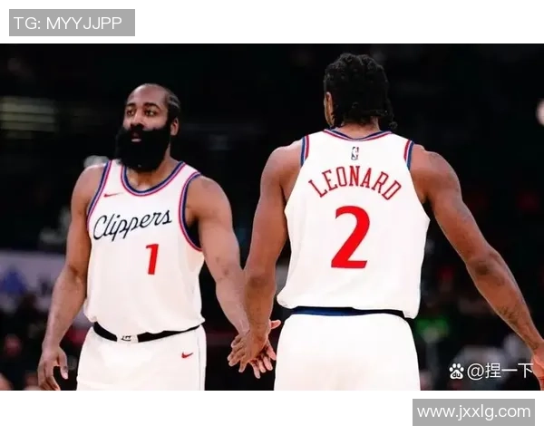 2016-17赛季雷霆与快船激战回顾：明星球员对决与精彩瞬间解析